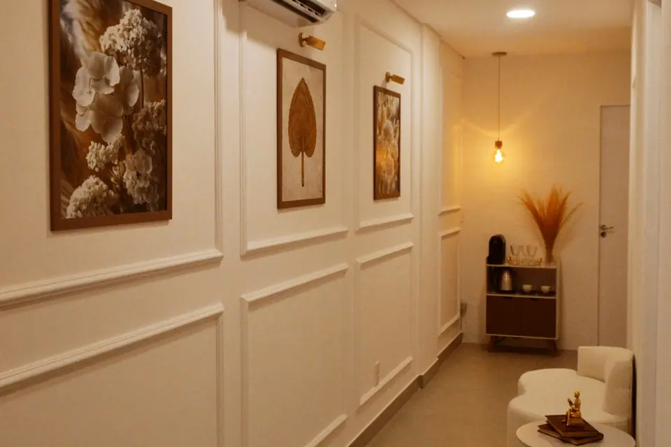 Koridor menuju ruang perawatan dengan dinding putih dan lampu hangat