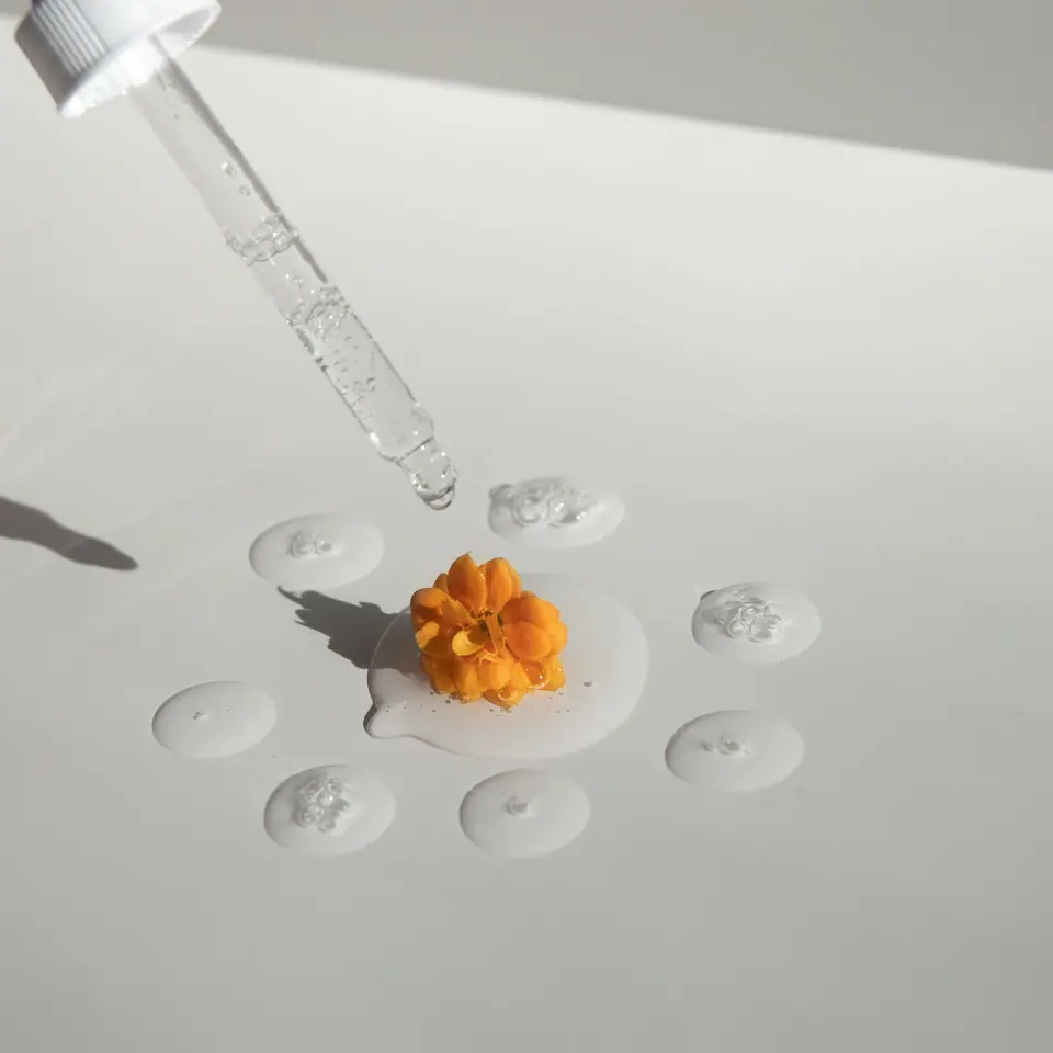 Tetesan serum bening di permukaan putih
